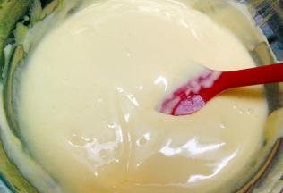 用橡胶刮刀将其翻拌均匀