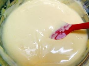 用橡胶刮刀将其翻拌均匀