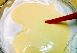 再将蛋糕糊倒回剩下的蛋白霜中