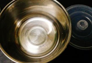 取一模具，我这个是酸奶盆，比较小，所以我又蒸了几个小蛋糕的