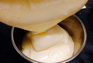 将做好的蛋糕糊倒入模具中，七八分满