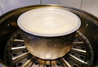 蒸锅中放入适量的水，大火烧开;然后放入蛋糕糊，盖上锅盖，中火