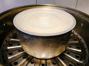 蒸锅中放入适量的水，大火烧开;然后放入蛋糕糊，盖上锅盖，中火