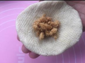 放入适量肉松，包紧