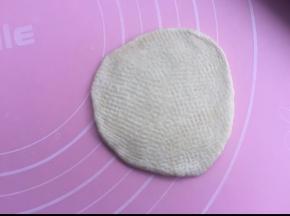 取一个擀成圆片，