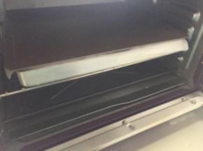 烤箱预热上下火180度，放入中层，拿一个一样大的烤盘压在上面，烤22分钟