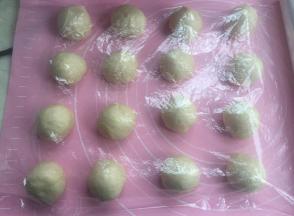 擀面杖排气，分成均匀16个，松弛10分钟