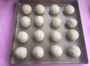 收口朝下放入烤盘。