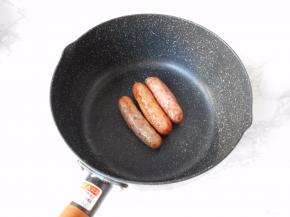 放锅中，慢慢煎熟。或空气炸锅或烤箱不必解冻直接200度10分钟烤熟。