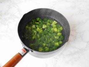 西兰花撕成小朵后用沸水略焯，然后过凉捞出备用。