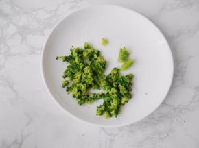 将西兰花带茎的部分都去掉，只留花朵部分，并尽量撕得细碎一些。留一个大一点茎，削掉外皮，当树干。