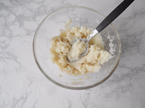 我用的是袋装的奶油土豆泥粉末，只需将土豆泥用水调好即可。如果没有土豆泥，可将土豆切块，用水煮熟或蒸熟再压成泥，加点奶粉和盐调味即可，太小的宝宝就不必加盐了。