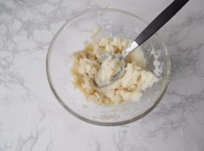 我用的是袋装的奶油土豆泥粉末，只需将土豆泥用水调好即可。如果没有土豆泥，可将土豆切块，用水煮熟或蒸熟再压成泥，加点奶粉和盐调味即可，太小的宝宝就不必加盐了。