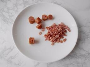 一根烤肉肠切成小丁，越小越好，另一根切成小段备用。