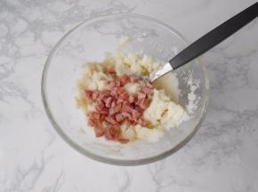 将烤肉肠丁与土豆泥混合。