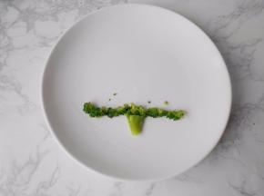 找一个平底的大盘，依次将西兰花茎当树干，然后摆上一层西兰花。