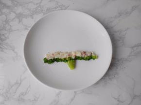 再摆上一层土豆泥，依次类推，上面再摆西兰花，再摆土豆泥，呈三角形越堆越细。