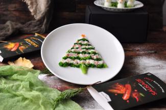 做好的圣诞树，在树的顶端再放一个用胡萝卜刻的小星星点缀