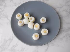 把煮熟的鹌鹑蛋去壳，然后将两端都切平