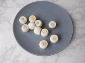 把煮熟的鹌鹑蛋去壳，然后将两端都切平