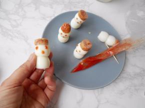 再用番茄酱点上眼睛嘴巴。