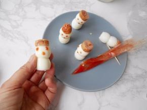 再用番茄酱点上眼睛嘴巴。