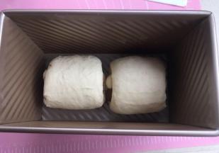 卷起，如图放入吐司模