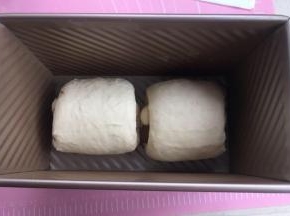 卷起，如图放入吐司模