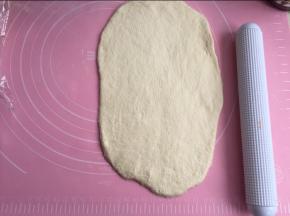 松弛下来擀成椭圆形