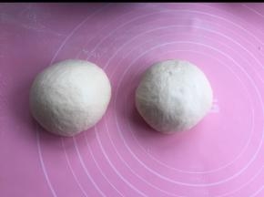 擀开排气，分成均匀2个。松弛15--20分钟（看室温）