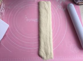 两边往中间对折1/3，再擀平