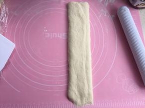 两边往中间对折1/3，再擀平