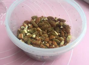 把切碎的杏仁，葡萄干和15克红糖混合揉匀