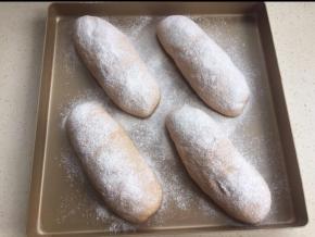 发酵到1.5--2倍。撒些面粉