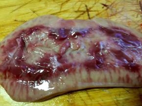 将里面白色的腺体剔除干净