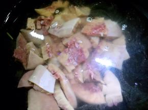 锅内烧开水，放入腰花快速烫一下捞出