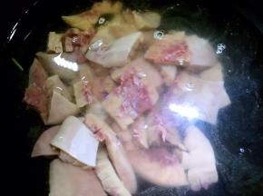 锅内烧开水，放入腰花快速烫一下捞出