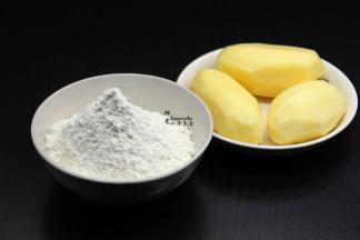 准备食材：土豆、面粉、香葱等；