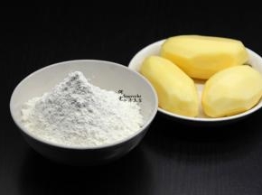 准备食材：土豆、面粉、香葱等；