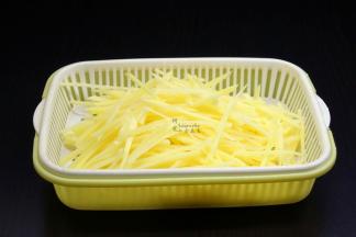 土豆切丝，非常细的丝，放入盐水中浸泡5分钟，捞出，沥干水；