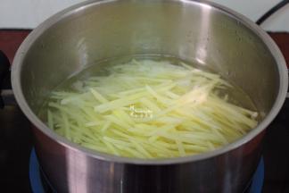 清水煮沸，放入土豆丝汆烫熟；