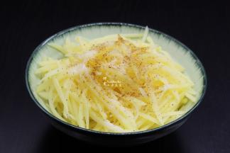 出锅，沥干水，放入盐、胡椒腌制2分钟；