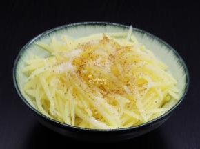 出锅，沥干水，放入盐、胡椒腌制2分钟；