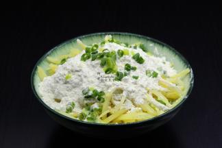 加入面粉、香葱拌均，如果太干，可以适量的加入水；