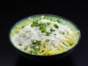 加入面粉、香葱拌均，如果太干，可以适量的加入水；
