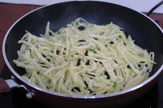 不粘锅，热锅，倒入，均匀放平；