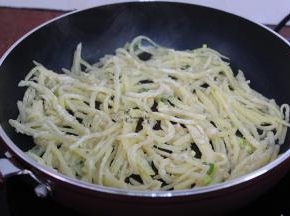 不粘锅，热锅，倒入，均匀放平；