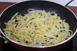 小火炒是熟，颜色微黄即可起锅。