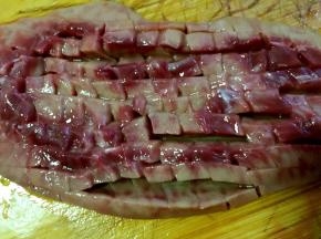 横向垂直再同样划几下，底部不要划断