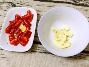 干红辣椒切段，大蒜切片